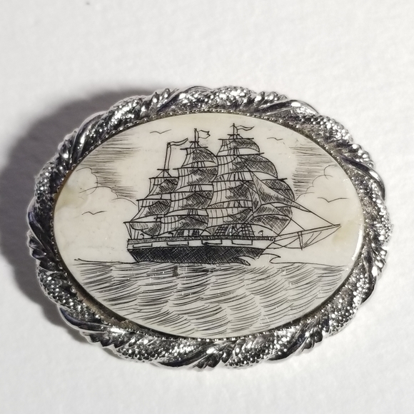 Relisted -Vintage ship brooch scrimshaw style silver tone boat nautical pin - Picture 10 of 11